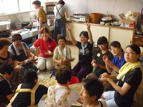 おっかぁ達の津軽弁。聞き取れなくても、なんだか楽しい。円座で心が繋がります。