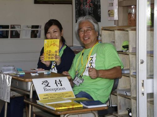 会期中は、作品をお客さんに案内する受付も募集します。