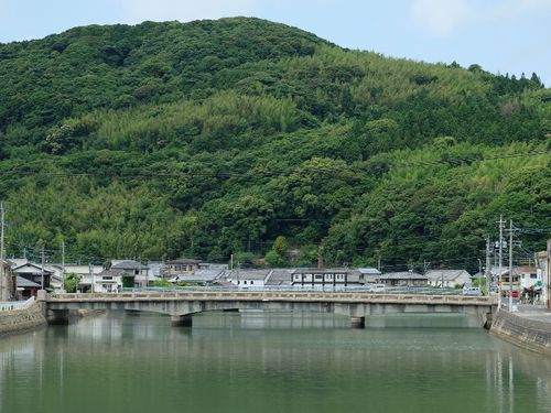 江迎の中心部を流れる江迎川。すぐ海へとつながります。