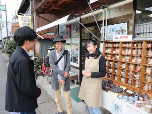 真壁町で書店を営む村上さんとお話の様子