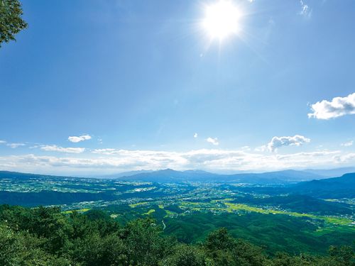 市街地は日本有数の河岸段丘上に広がる