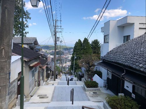 商売繁盛の神様が祀られる宝山寺参道沿いの店舗可物件