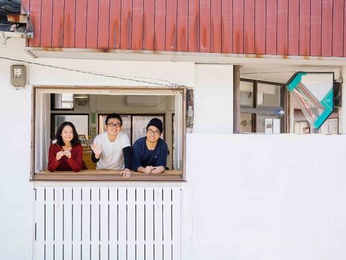 NPO法人 灯す屋の上野さん（左）、佐々木くん（中）、橋本くん（右）。リノベーションした拠点はいつでも相談に行ける歩いてすぐの場所です！
