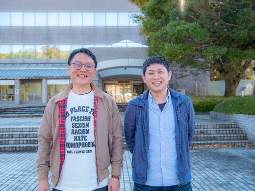 遅ればせながら担当の松田（左）と坂口（右）です。うしろに写っているのが七山市民センターです。