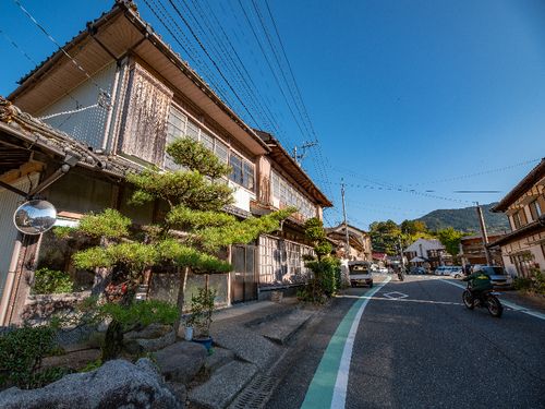 七山新聞社（仮称）は趣のある旧街道沿いを予定しています。