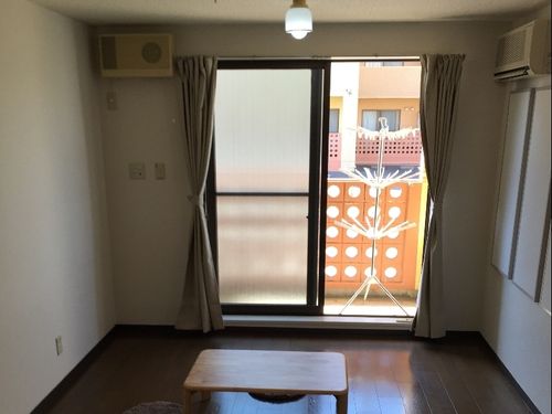 お部屋は１Kです。大人２人と子ども１人までならなんとか（狭いですが。。）