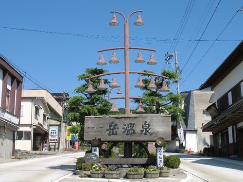 岳温泉街「ヒマラヤ大通り」