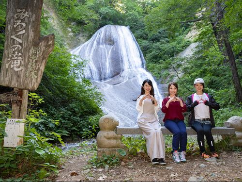 町の中心部から十和田湖に向かう途中にある「みろくの滝」