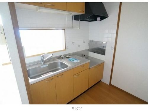 キッチンには調理器具のほか、冷蔵庫や電子レンジ、ガスコンロ、炊飯器など完備