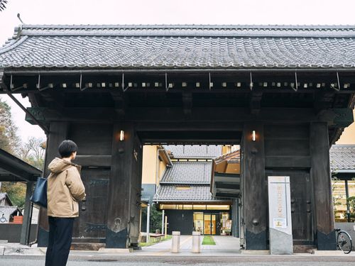 市立図書館の入口には、旧豊岡県庁門が