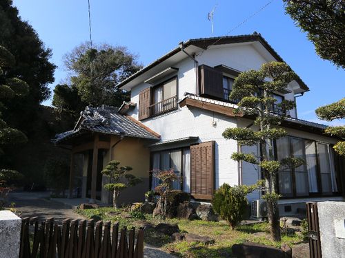 お試し住宅の外観。広い庭には車も十分に停められます。
