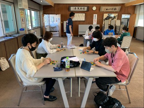 月に１度の研修会の様子。同じ大人の島留学中の仲間と集まって、互いの近況報告をし合います。ここで新しい取組に繋がることも。