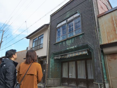 まちなかにはレトロな建物も。通称：うろこの家