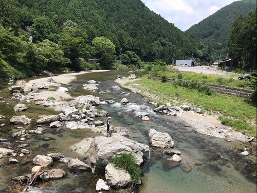 透きとおった川が流れる村です