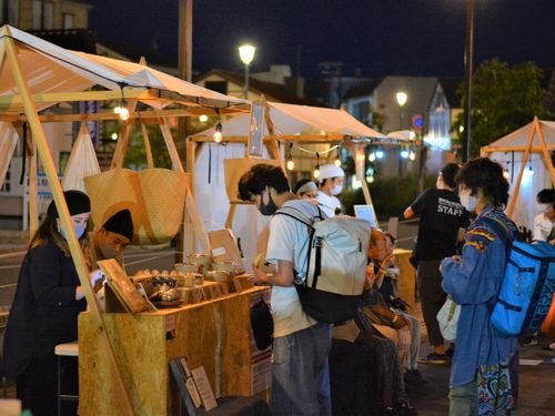 演劇祭中に開催したナイトマーケット（トップ画ともに撮影：日高神鍋観光協会）