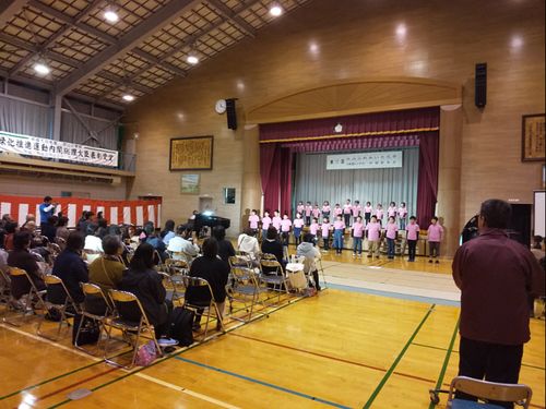 小学校の学習発表会は、地域の文化祭と併催。地域全体で子どもたちを見守ります。