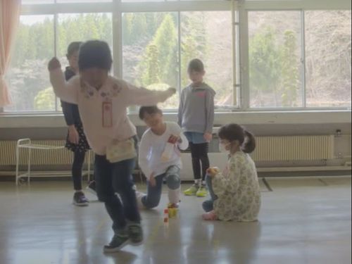 少人数の環境で、子どもたちはのびのび過ごしています。（栗原市公式YouTubeより）