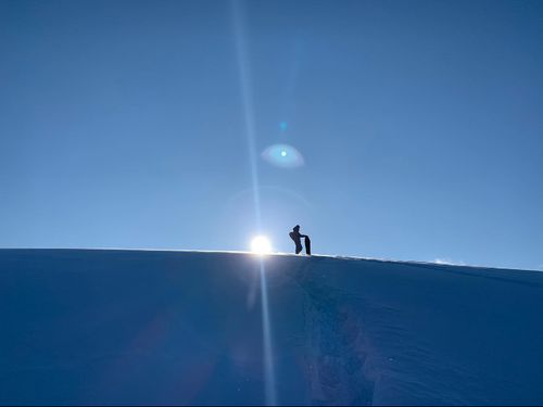 自作の雪板で広大な雪原を滑って遊ぶのが近年のブーム