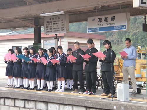 コーディネーターが生徒とともに地域で活動した駅のステージ