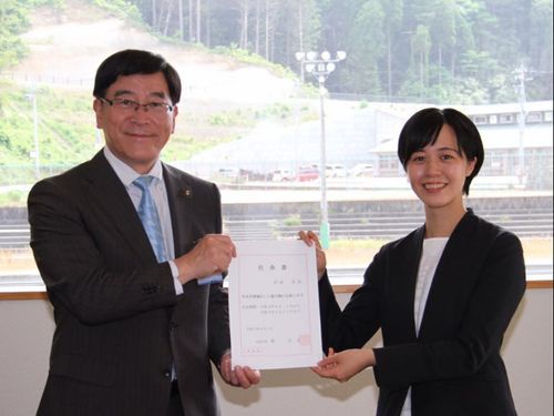 林市長と河原さん(地域おこし協力隊任命式)