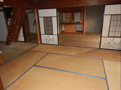 【Before】昔ながらの小さな空き家。ボロボロだけど、手を加えれば住めそう！