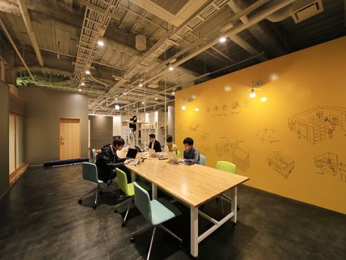 「未来会議室」は、本格的なコワーキングスペース。起業、スタートアップ向け、一時利用オフィス、貸し会議室、レンタルスペース、複合機など充実の環境・設備とサービスで九州 熊本の経済発展を目指している。