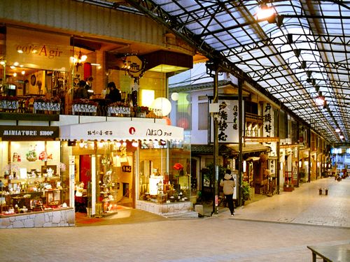 熱海駅前に「アカオ商店」のビルはあります。ビルの地下１階と２階では飲食店（カフェと釜飯屋）を、１階では雑貨店（趣味の店）を運営しています。
