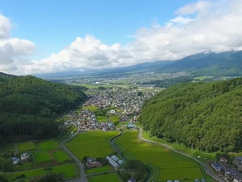 初夏の風景。広がる水田と山々の調和が美しい。