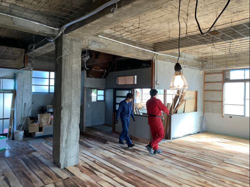 今春オープン予定のバーの改装中