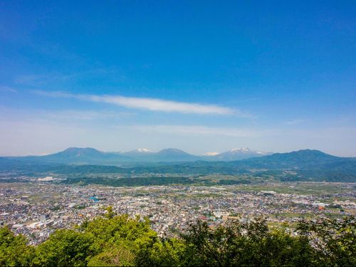 鴨ケ嶽城址から望む中野市街地と北信五岳