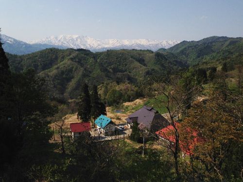 集落と飯豊連峰