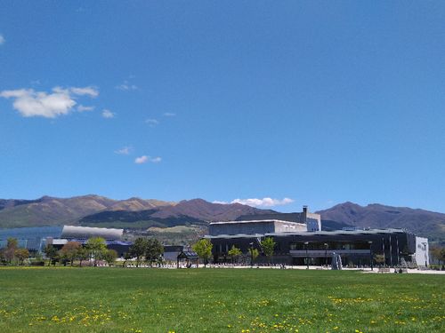 市民の憩いの場から見えるのは東山