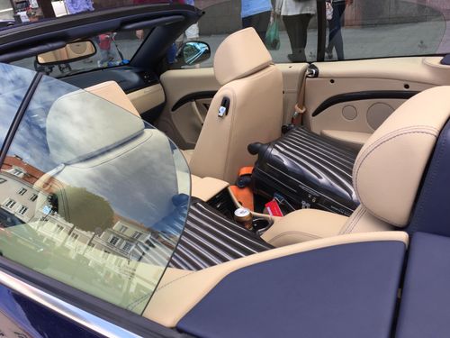オープンカーに置きっぱなしの荷物。大丈夫・・・？