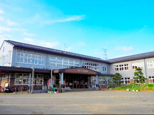 NPOの拠点「旧荒沢小学校」良い仕事場です