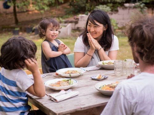 子供の収穫した野菜と、Lolaの作るオーガニックの麺を料理したら、みんなでいただきます。（写真撮影：Shawn Linehan）