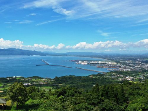 眼下に広がる志布志湾。街から10分も走れば豊かな自然が