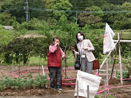 農家さんにお話を伺う地域おこし協力隊