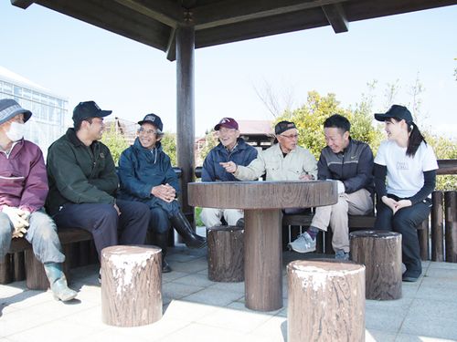 笑顔がいいでしょ？とっても気さくな島の皆さんとパチリ