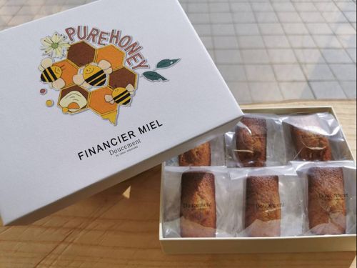 パティシエによるお菓子のパッケージも和紙を切り貼りして制作。
