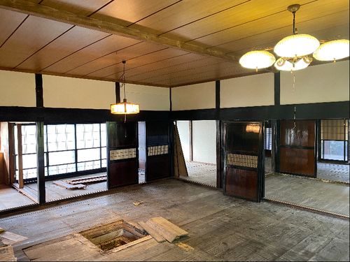 畳をめくったら出てきた明治時代の囲炉裏