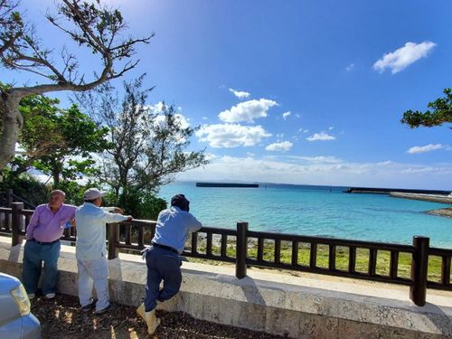 作業の休憩中に最高の景色をバックにゆんたく！