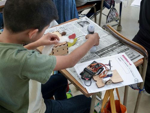 ラボスタッフが企画者・講師となって、町内の小学校に独自のプログラミング事業を実施しています