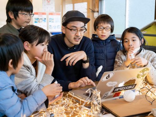 ワークショップデザイナーの大道さん。放課後発明クラブの企画をはじめ、町内の学校教育現場でのカリキュラムづくりまで携わっています。