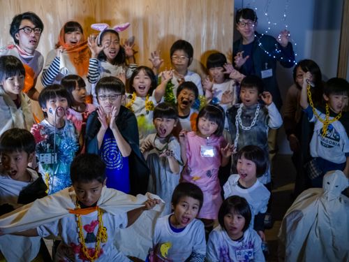 毎日何気なく着ている「服」も、自己表現の一つ。ハロウィンの衣装や装飾をつくることを通して、自分の身体を使った表現を学びました。