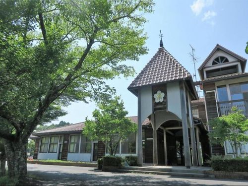 山の上にある、旧 真庭市立上田小学校を活用した「UEDA VILLAGE」