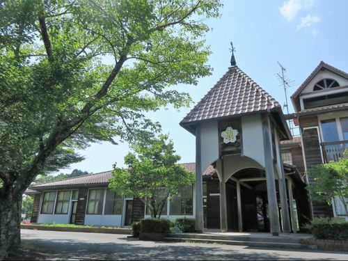 山の上にある、旧 真庭市立上田小学校を活用した「UEDA VILLAGE」