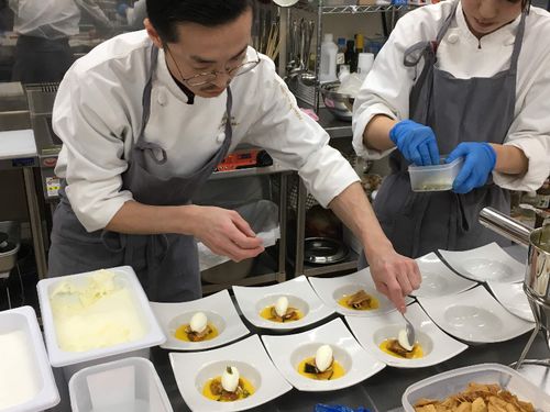 去年移住してきたパティシエの中塚さん。地元食材をふんだんに使っています。