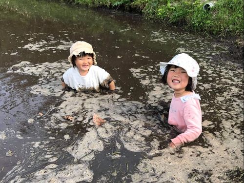 田んぼの水は温かい！最初は汚れるのが嫌がっていた子どもたちですが、カエルの卵に夢中になっていたら、こんな姿に。
