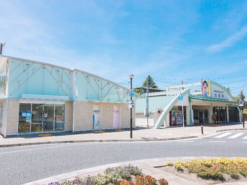 町の中心には吉富駅。北九州市まで車で１時間、福岡市まで車で２時間。