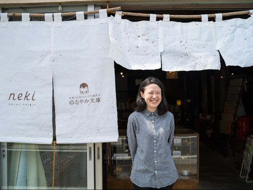 小商いの集まるレトロなお店で貸し本屋さんを営む青山さん